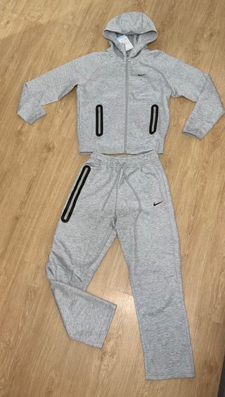 Conjunto Nike gris