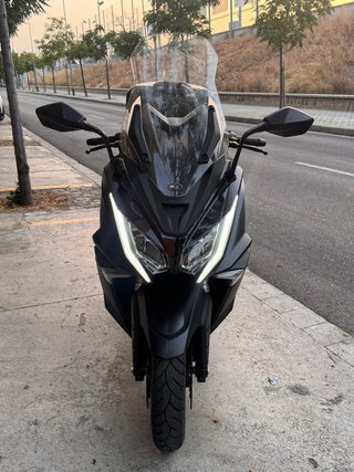 Kymco AK-550 Maxi Scooter Negra