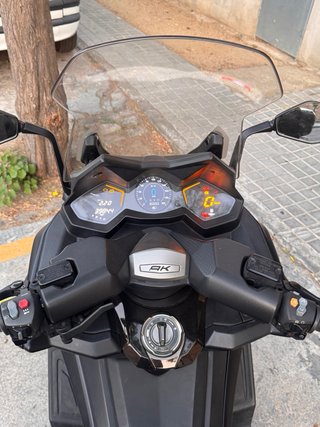 Kymco AK-550 Maxi Scooter Negra