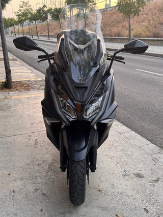 Kymco AK-550 Maxi Scooter Negra