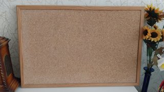 Tablón de anuncios de corcho con marco de madera