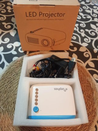 Mini Proyector Portátil Elephas YG200