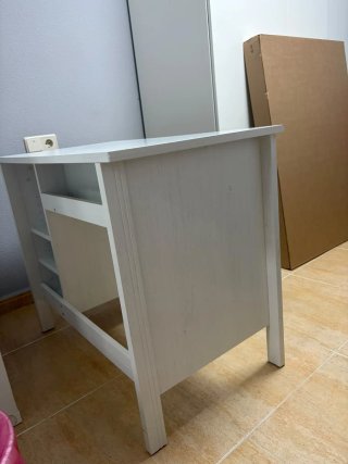 Escritorio de madera blanco