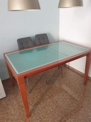 Mesa de comedor de cristal y madera