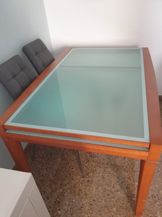 Mesa de comedor de cristal y madera