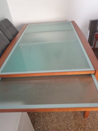 Mesa de comedor de cristal y madera