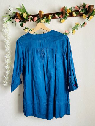 Blusa azul de manga 3/4 para mujer