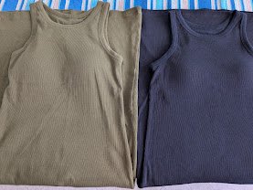 In vendita due vestiti Uniqlo a coste senza maniche