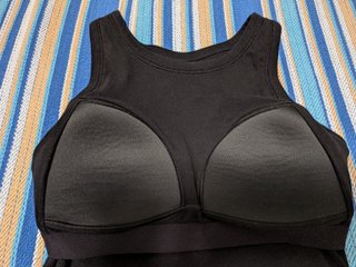 In vendita due vestiti Uniqlo a coste senza maniche