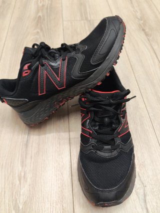 Zapatillas New Balance Trekking Negras Rojas