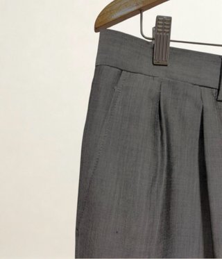 Talla 46. Pantalón de vestir gris con pinzas.