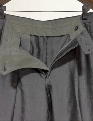 Talla 46. Pantalón de vestir gris con pinzas.