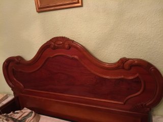 Cama 135 con cabecero de madera rojo