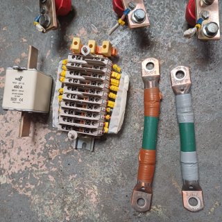 Material eléctrico trifásico