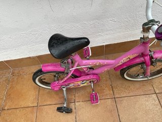 Bicicleta infantil rosa con ruedines