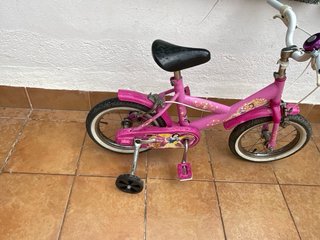 Bicicleta infantil rosa con ruedines