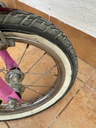 Bicicleta infantil rosa con ruedines