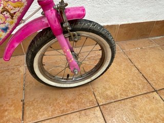 Bicicleta infantil rosa con ruedines