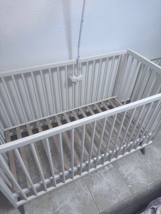 Cuna de bebé blanca