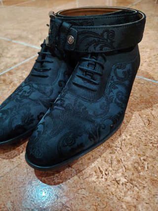 Zapatos de vestir negros bordados y cinturón