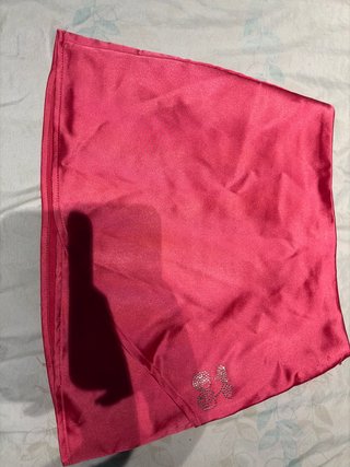 Falda satinada rosa con pedrería