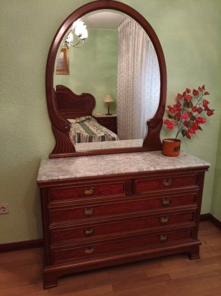 Mueble tocador de madera con espejo
