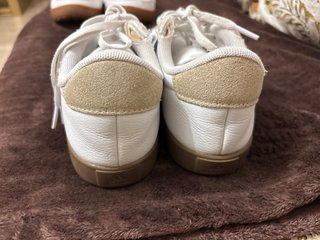 Zapatillas Adidas Blancas y Beige