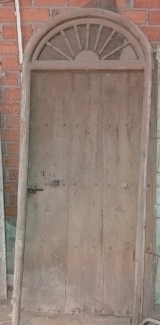 Portón de madera con arco
