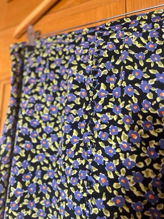 Falda Zara flores negra morada Talla L