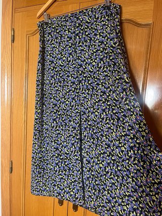 Falda Zara flores negra morada Talla L