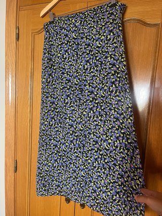 Falda Zara flores negra morada Talla L