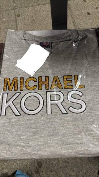 Camiseta Michael Kors Gris y Dorada