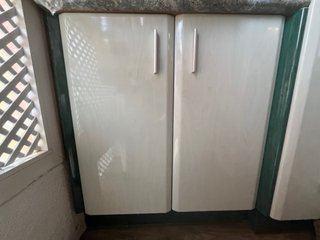 Muebles de cocina verdes oscuros y claros .