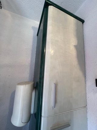 Muebles de cocina verdes oscuros y claros .