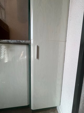 Muebles de cocina verdes oscuros y claros .