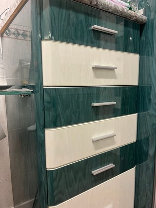 Muebles de cocina verdes oscuros y claros .