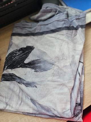 Pañuelo estampado gris y negro