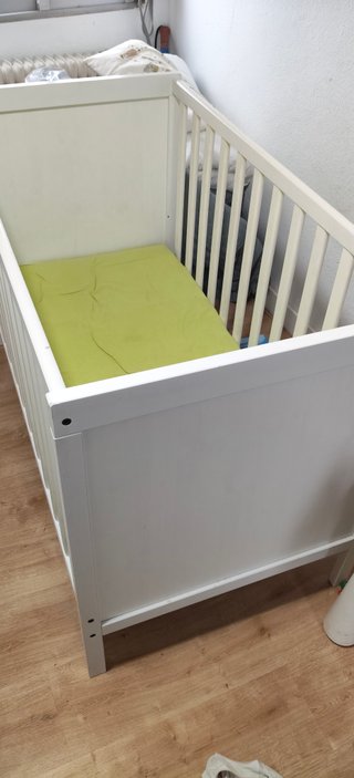 Cuna blanca con colchón y funda