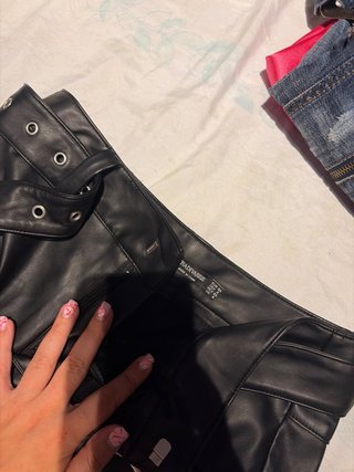 Falda de cuero negra con cinturón