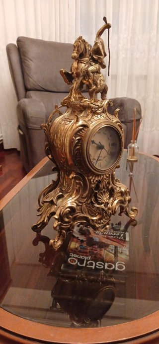 Reloj de mesa antiguo de bronce