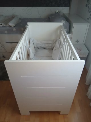 Cuna de bebé blanca