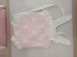 Mochila portabebés de juguete rosa estrellas
