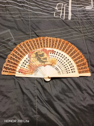 Abanico de encaje beige y naranja