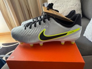 Botas de fútbol Nike Tiempo plateadas