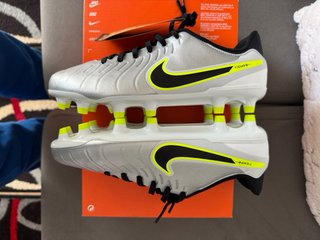 Botas de fútbol Nike Tiempo plateadas