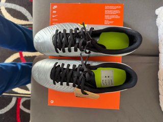 Botas de fútbol Nike Tiempo plateadas