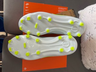 Botas de fútbol Nike Tiempo plateadas