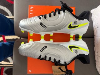 Botas de fútbol Nike Tiempo plateadas