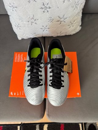 Botas de fútbol Nike Tiempo plateadas