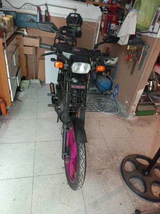 Suzuki Maxi Ciclomotor Negro y Rosa